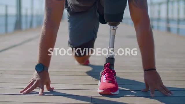 Man with a prosthetic leg in starting position for running, sports ...